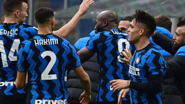 Milan-Inter 0-3, i nerazzurri esultano per la vittoria nel derby.