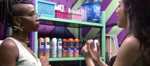 Karol e Juliette conversam no 'BBB21'. (Reprodu&ccedil;&atilde;o/TV Globo)