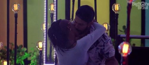 Karol e Bil se beijaram no 'BBB21'. (Reprodu&ccedil;&atilde;o/TV Globo)
