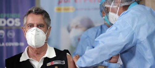 Sanitarios jubilados contratados en Madrid como ayuda en per&iacute;odo de vacunaci&oacute;n