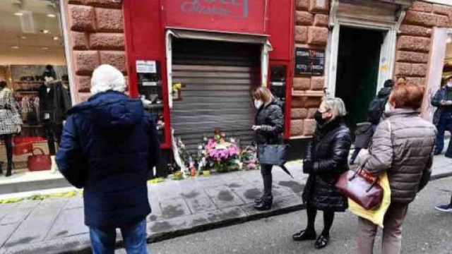 Clara Ceccarelli, l'autopsia ha stabilito che &egrave; stata uccisa con oltre 100 coltellate dall'ex compagno.