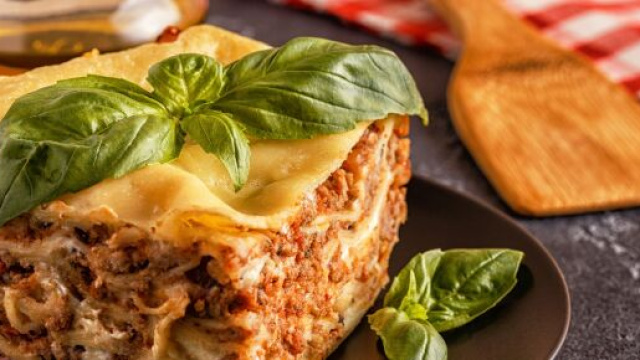 Lasagne alla bolognese, il primo piatto protagonista della domenica.