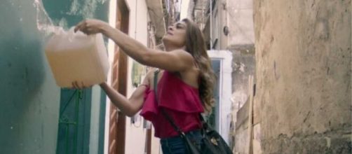 Bibi joga gasolina na casa de Carine em "A For&ccedil;a do Querer". (Reprodu&ccedil;&atilde;o/Rede Globo)