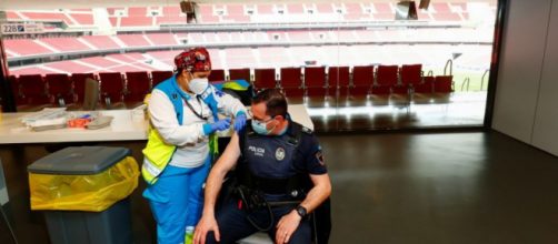 Tras ser vacunadas, las personas deben esperar 15 minutos para comprobar que la vacuna no les provoco alg&uacute;n efecto adverso