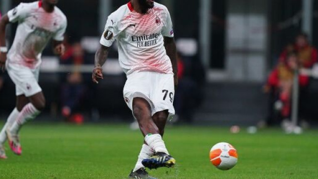 Kessi&egrave;segna il rigore che porta il Milan agli ottavi di Europa League - foto di: acmilan.com