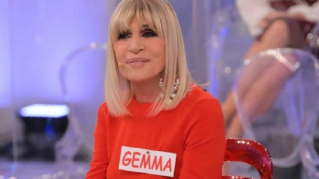 U&D, registrazione 24 febbraio: Gemma respinge avance sul divano, Gianni Sperti e Maurizio la criticano.