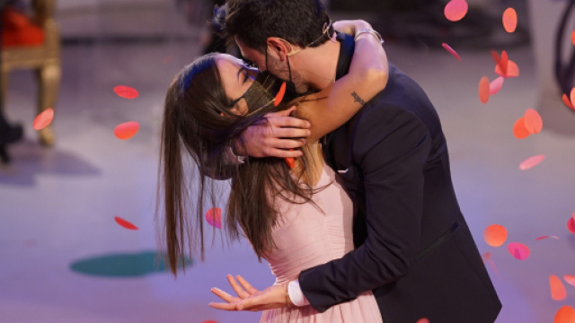 Uomini e Donne, le coppie: Davide e Chiara innamorati, Sophie e Matteo distanti.