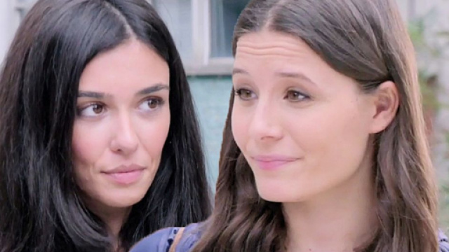 Un posto al sole, Rossella (Giorgia Gianetiempo) e Ilaria (Greta Berti).