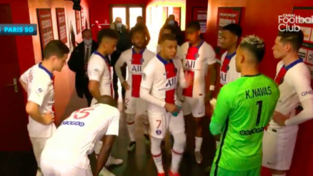 Les images de Mbapp&eacute; dans le couloir de Dijon font le buzz - Photo capture d'&eacute;cran vid&eacute;o Canal+