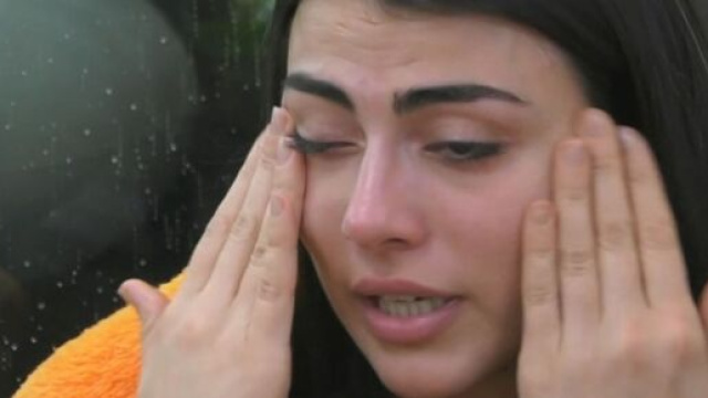 Grande Fratello Vip, Giulia crolla dopo la lite con Tommaso: 'Sembra un accanimento'.