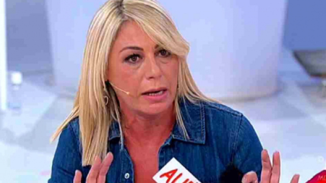 Uomini e Donne, tutti contro Aurora in studio, i fan: 'Pagina bruttissima del programma'.