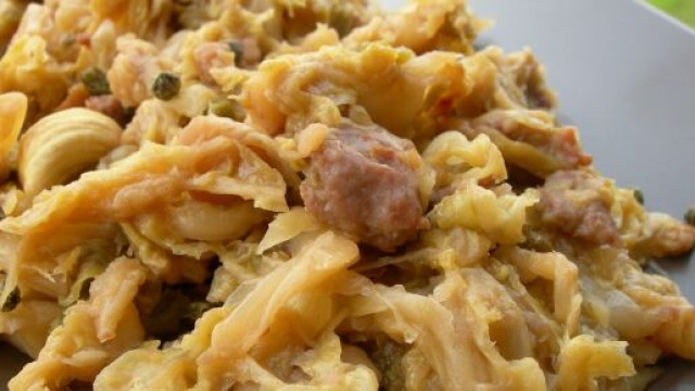 Verza e salsiccia, un abbinamento molto gustoso.