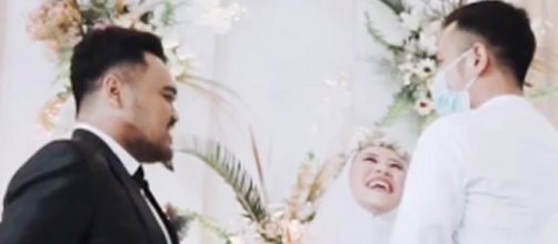 El novio mostraba un rostro inc&oacute;modo mientras su futura esposa abrazaba a su ex