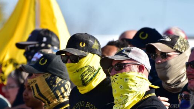 Un gruppo di Proud Boys a una manifestazione.