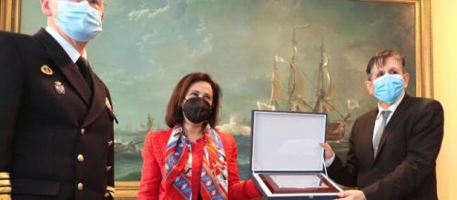 Robles entrega la placa al presidente de la APDEF en presencia del general Meijide