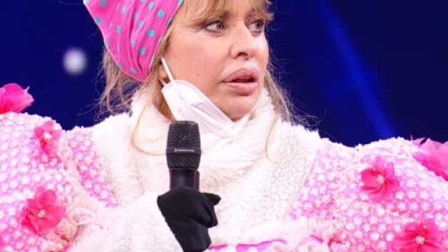 Il Cantante Mascherato, La Pecorella &egrave; Alessandra Mussolini.