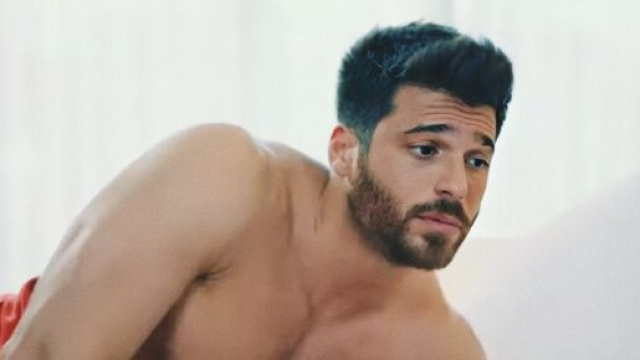 Can Yaman e Diletta, si parla di amore d'affari.