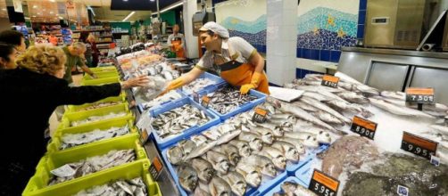 Una pescadera es despedida por llevar incorrectamente la mascarilla