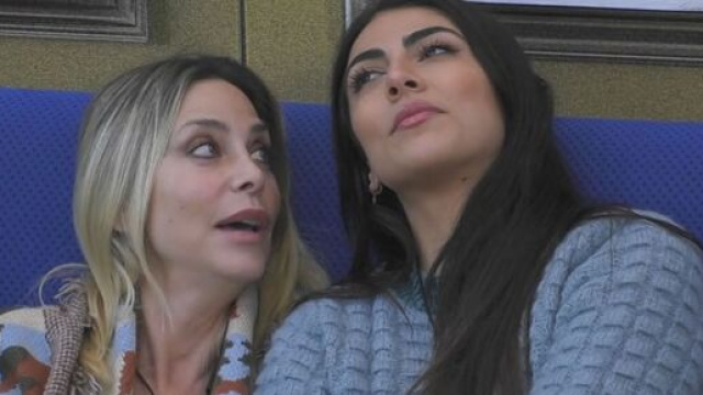 GF Vip, Stefania Orlando sprona Giulia: 'Devi fare uscire la tua parte di donna matura'.