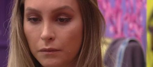 Carla chorou durante conversa com Karol no 'BBB21'. (Reprodu&ccedil;&atilde;o/TV Globo)