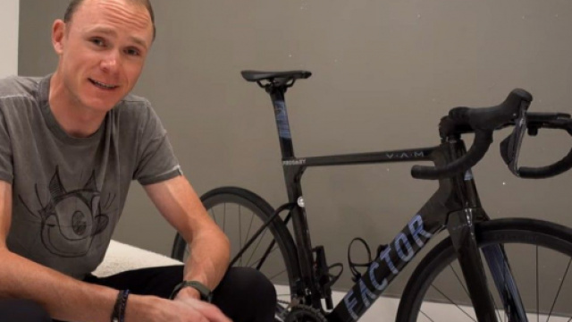 Chris Froome con la sua nuova bici Factor che utilizzer&agrave; in questa stagione.