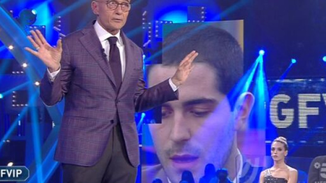 Grande Fratello Vip, Lucarelli contro Signorini e il reality: 'Programma brutto e volgare'.