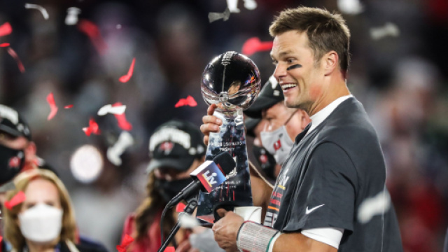 Tom Brady alza al cielo il suo settimo Super Bowl, il primo con Tampa Bay.