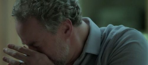 Eug&ecirc;nio chora em "A For&ccedil;a do Querer". (Repreodu&ccedil;&atilde;o/TV Globo)