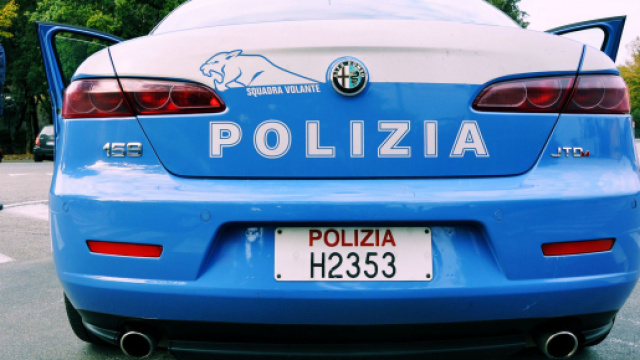 Cagliari, un 51enne ruba un'automobile per appartarsi con una prostituta, ma viene scoperto e arrestato.