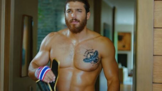 Can Yaman, sfida a braccio di ferro col fratello di Diletta