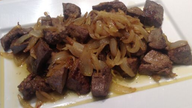 Fegato alla veneziana, un secondo piatto molto gustoso della tradizione veneta.