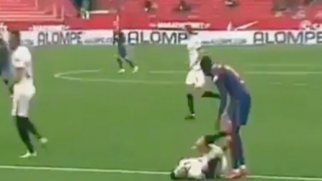 Ousmane Demb&eacute;l&eacute; face &agrave; un joueur du FC S&eacute;ville ce week-end en Liga (capture).