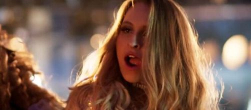 Carine brigar&aacute; com desconhecida em 'A For&ccedil;a do Querer' (Reprodu&ccedil;&atilde;o/TV Globo)