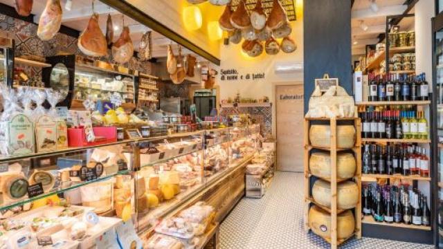 Cagliari, entra in un supermercato vestito da pecora e con mascherina bucata: multa di 400 euro.