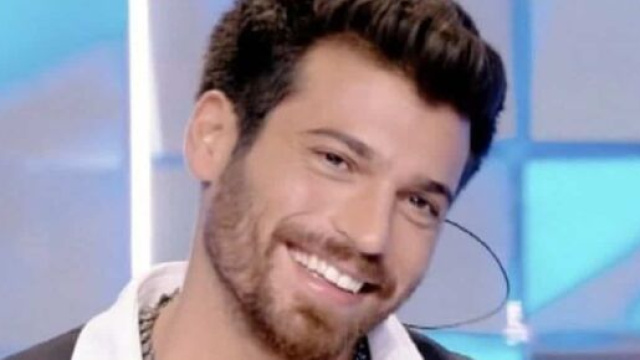 Can Yaman, l'ultimo scatto scatena polemiche: 'Le mascherine dove sono?'