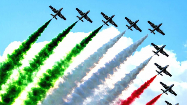 Le Frecce Tricolori italiane durante un'esibizione.