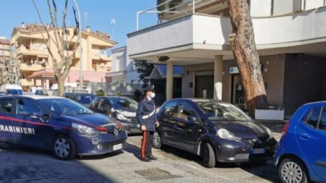 Roma: 33enne d&agrave; fuoco alla casa dell'anziana dove lavorava come badante.