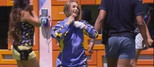 Carla Diaz abra&ccedil;a Arthur em retorno (Reprodu&ccedil;&atilde;o/Globoplay)