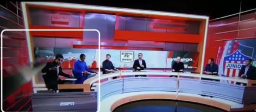 El periodista pudo moverse para que la pantalla no le golpeara la espalda (Fuente: Twitter @AtlanticoEmi)