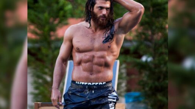 Can Yaman, problema al setto nasale.