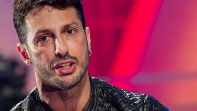 Fabrizio Corona deve tornare in carcere: lui per protesta si taglia i polsi.