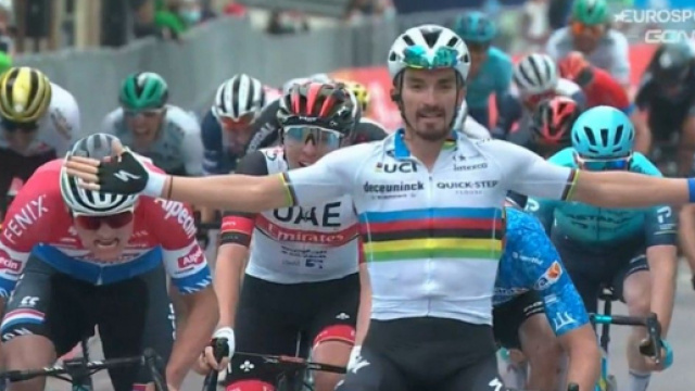La vittoria di Julian Alaphilippe a Chiusdino.