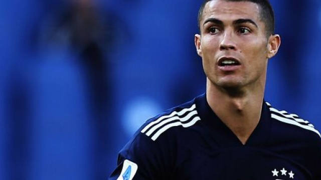 Tripletta per Cristiano Ronaldo, ora a quota 770 gol in carriera; il portoghese ha ricevuto anche i complimenti di Pel&egrave;.