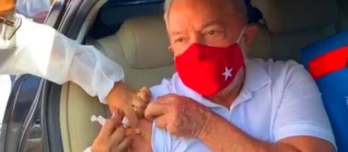 Ex-presidente Lula sendo vacinado neste s&aacute;bado (Foto: frame Facebook de Lula)