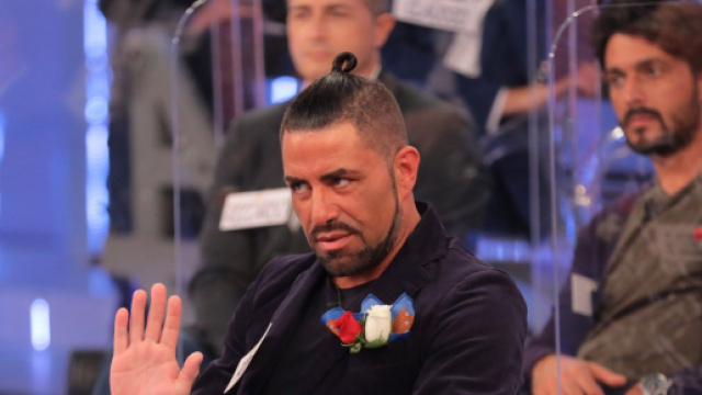 Uomini e donne, Maria smaschera Roberto, Gianni Sperti tuona: 'Vattene'.