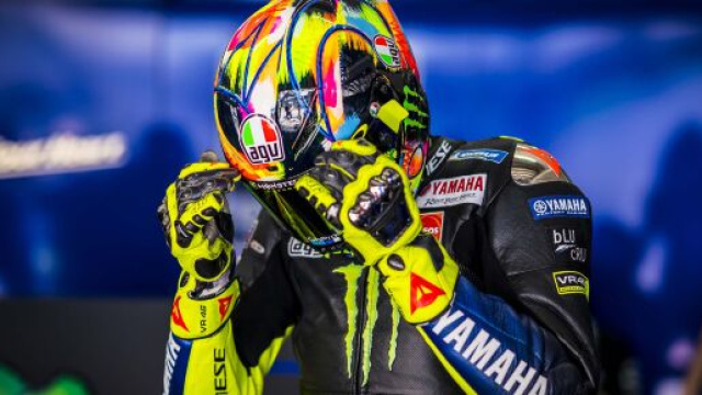 Valentino Rossi sul tracciato di Losail per i test della MotoGp.