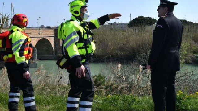 L'Aquila, trovato senza vita il giovane pap&agrave; scomparso: il corpo era in un canale.