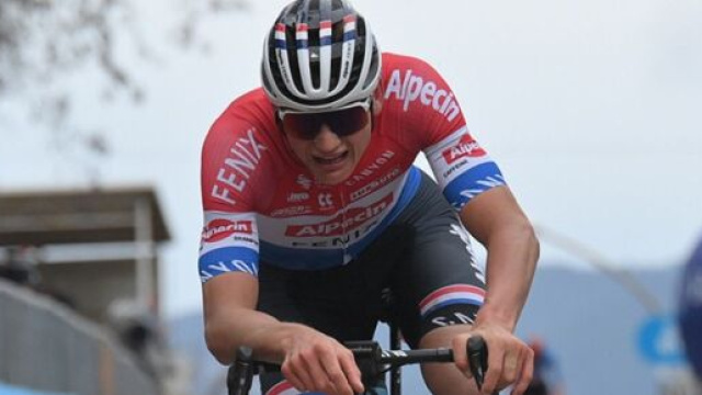 Mathieu Van der Poel all'arrivo di Castelfidardo.