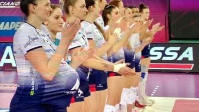 Il gesto simbolico per Lara Lugli: 'La maternit&agrave; &egrave; un diritto'.