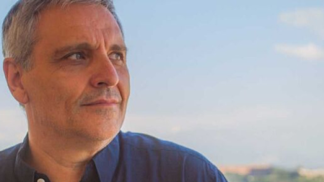 Maurizio De Giovanni, scrittore del Commissario Ricciardi, ha rilasciato un'intervista.